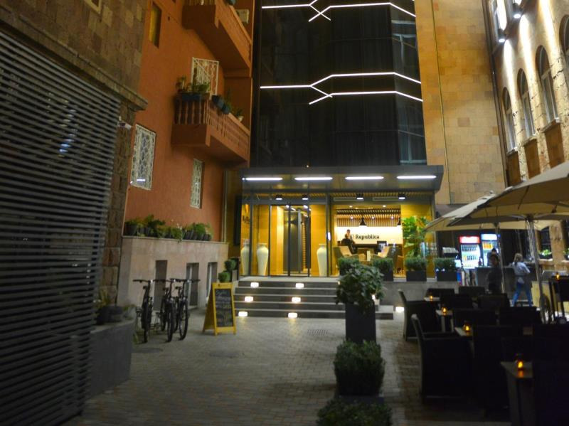 Republica Hotel Erevan Esterno foto